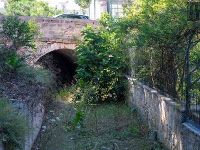 L�architetto bitontino Michele Masotino seppe per� aggirare l�ostacolo, realizzando un efficiente sistema di ponticelli ad arco ad altezza crescente...